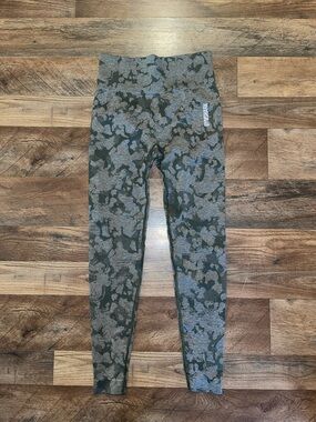Gymshark Olive Green Camo Leggings scrunch butt size Small EUC